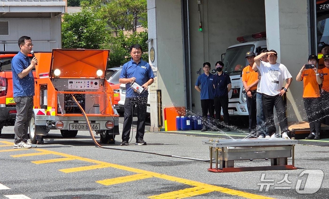 전기차 하부 관통형 소화약제 방사기기 시연(대전소방본부 제공) /뉴스1