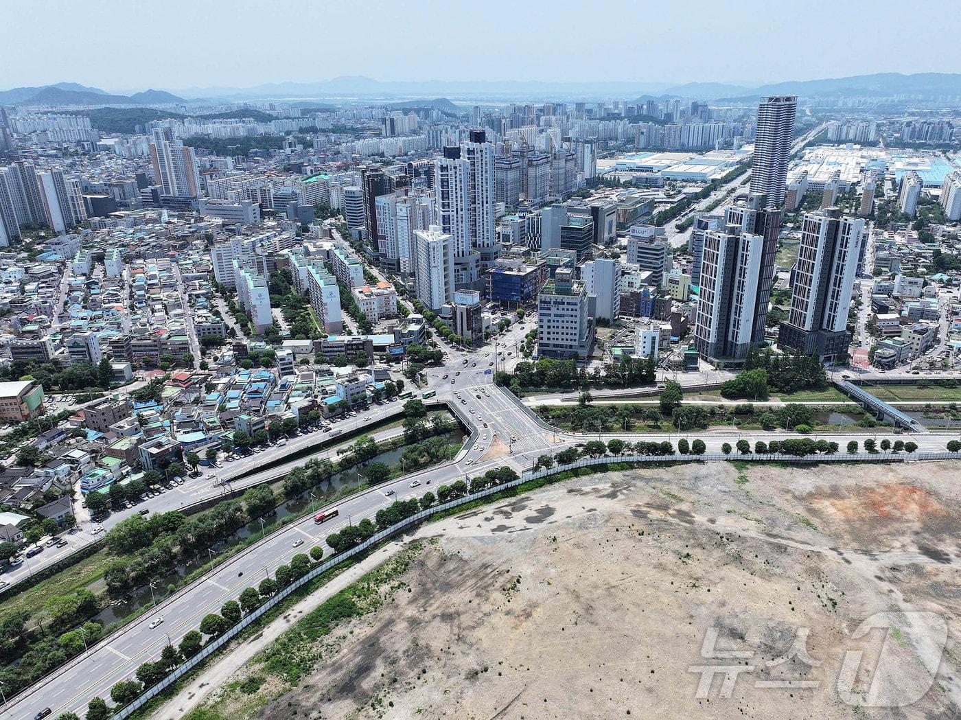 본문 이미지 - 광주 첫 복합쇼핑몰인 &#39;더현대광주&#39;가 들어설 옛 전방·일신방직 터 인근의 서구 광천사거리 모습.&#40;광주 북구 제공. 재판매 및 DB 금지&#41; 2025.6.18/뉴스1 