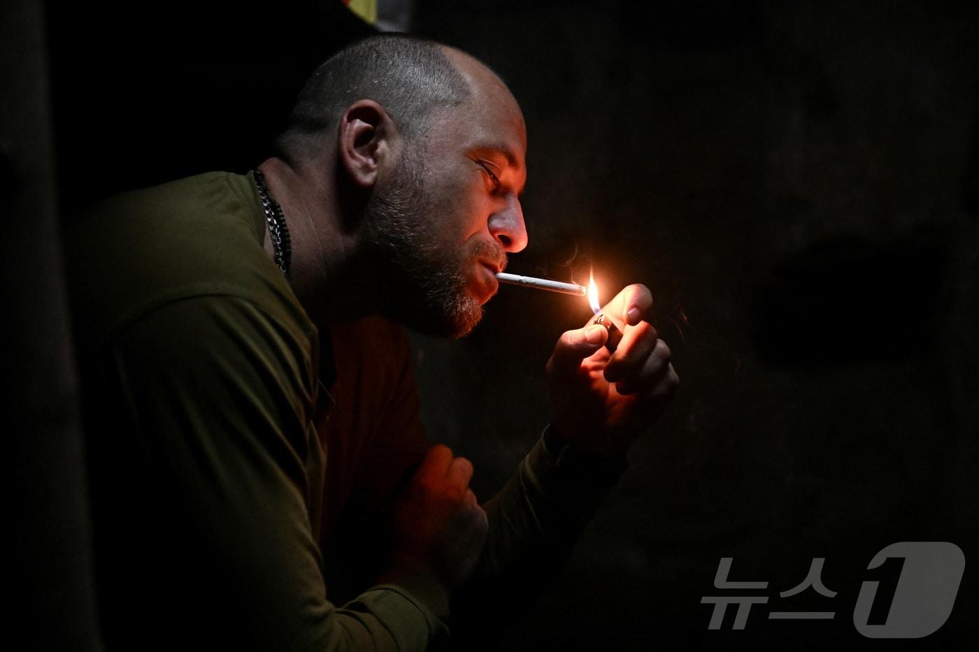 우크라이나 군인이 16일 최전선인 남동부 자포리자 지역에서 담배를 피우고 있다. 2025.6.16 ⓒ 로이터=뉴스1 ⓒ News1 강민경 기자 <자료사진>