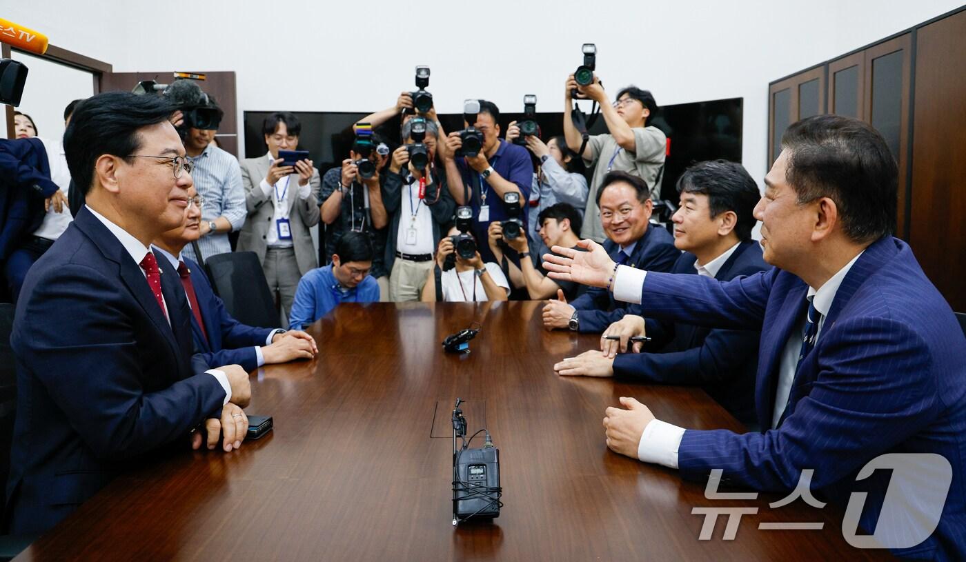김병기 더불어민주당 대표 직무대행 겸 원내대표와 송언석 국민의힘 원내대표가 18일 오후 서울 여의도 국회에서 추경 및 원 구성 협상 관련 회동하고 있다. 2025.6.18/뉴스1 ⓒ News1 안은나 기자