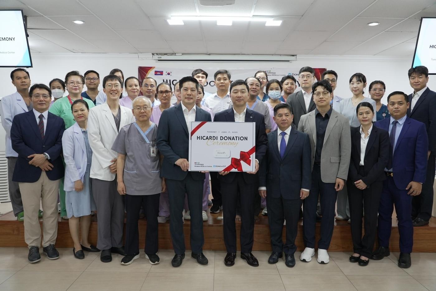 하이카디 지원 업무 협약식에서 헤브론의료원 진은경 상임이사(첫번째줄 왼쪽에서 다섯번째), 동아에스티 정재훈 사장(첫번째줄 왼쪽에서 여섯번째), 캄보디아 유통사 KHS 속상남 대표이사(첫번째줄 왼쪽에서 일곱번째), 메쥬 전데릭 본부장(첫번째줄 왼쪽에서 여덟번째) 등 관계자들이 기념사진을 촬영하고 있다. /동아ST