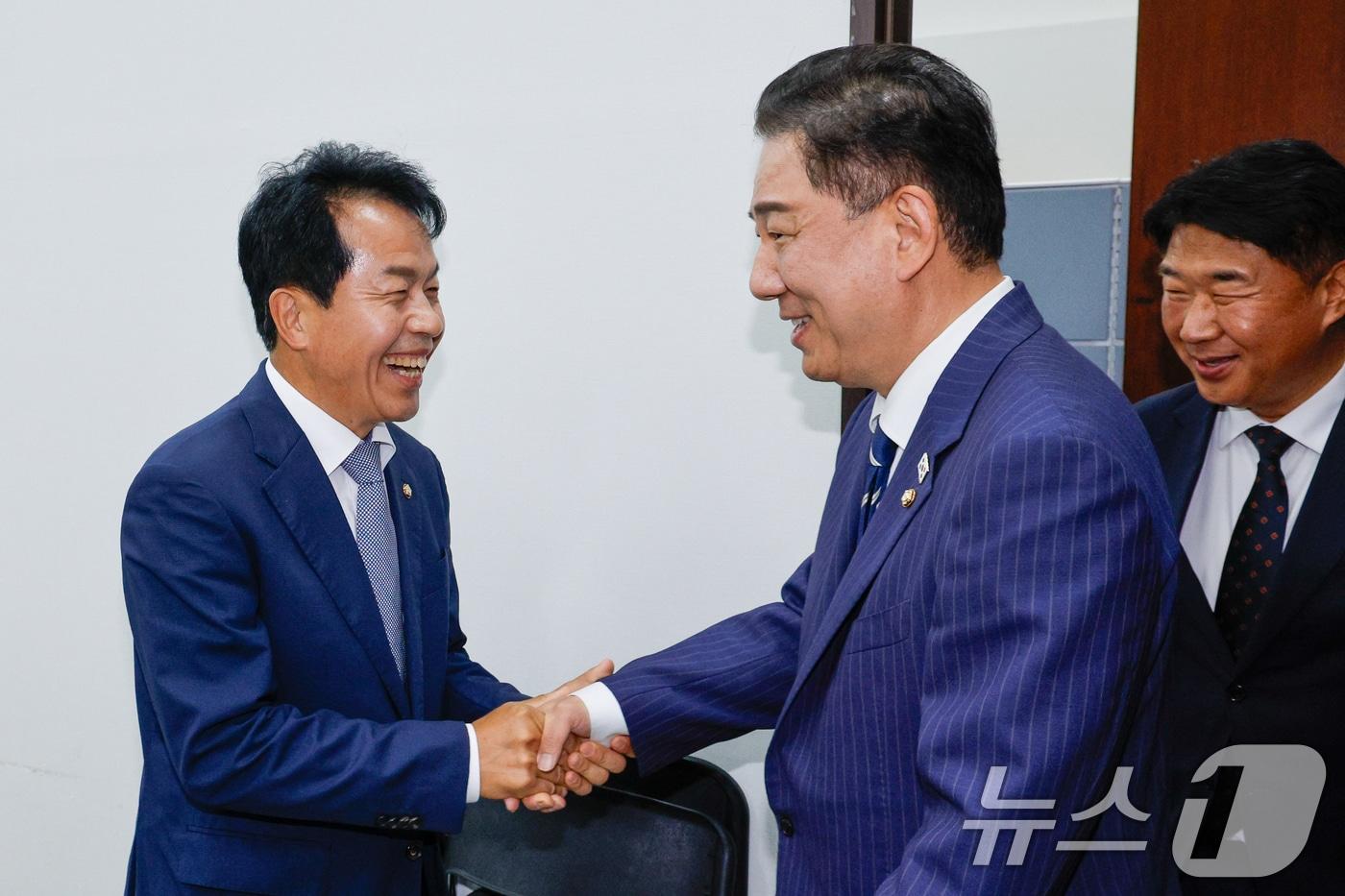 김병기 더불어민주당 대표 직무대행 겸 원내대표가 18일 오후 서울 여의도 국회에서 윤종오 진보당 원내대표를 예방하며 악수하고 있다. 2025.6.18/뉴스1 ⓒ News1 안은나 기자