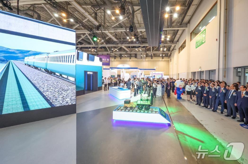 본문 이미지 - 부산국제철도기술산업전에 마련된 철도공단 전시 부스&#40;철도공단 제공&#41; /뉴스1