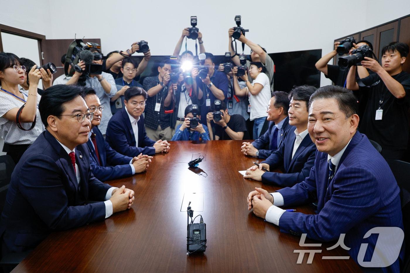 김병기 더불어민주당 대표 직무대행 겸 원내대표와 송언석 국민의힘 원내대표가 18일 오후 서울 여의도 국회에서 추경 및 원구성 협상 관련 회동하고 있다. 2025.6.18/뉴스1 ⓒ News1 안은나 기자