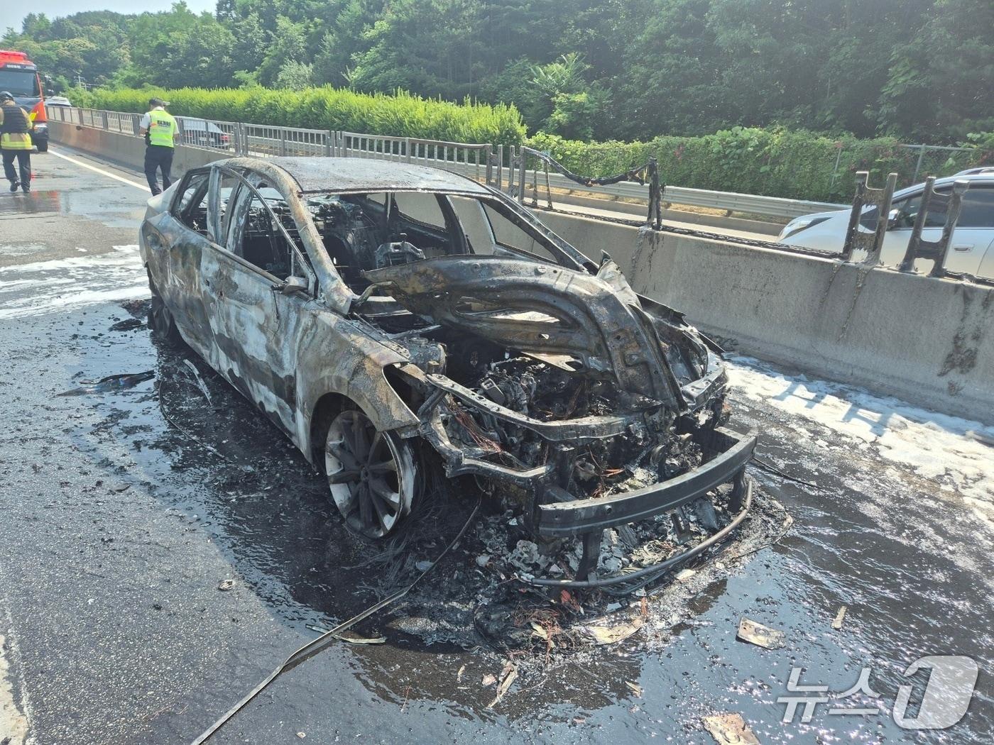 본문 이미지 - 공주 천안논산고속도로 교통사고 현장. (공주소방서 제공, 재판매 및 DB금지) / 뉴스1