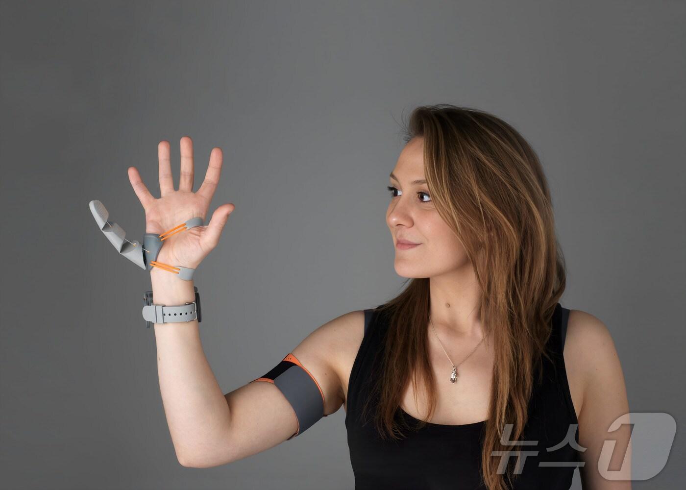 본문 이미지 - 광주디자인비엔날레 제4전시관-다니 클로드&#40;Dani Clode&#41; 세 번째 엄지손가락&#40;Third Thumb&#41; &#40;광주디자인비엔날레 제공. 재판매 및 DB금지&#41; /뉴스1 