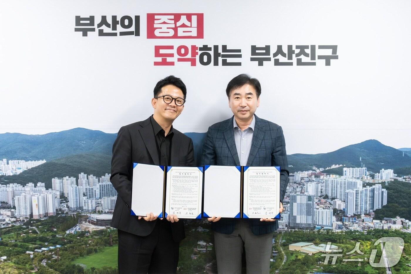 김준호 부산국제코미디페스티벌 집행위원장(왼쪽)과 김영욱 부산진문화재단 이사장이 지역공연예술 활성화를 위한 업무협약을 맺고 기념사진을 찍고 있다.(부산진구 제공. 재판매 및 DB 금지)