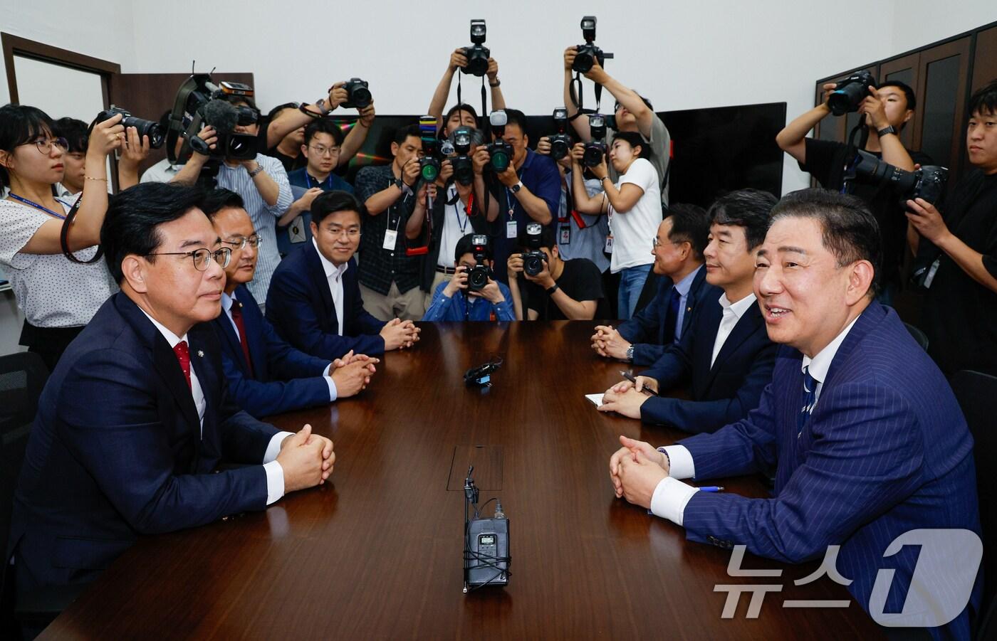 김병기 더불어민주당 대표 직무대행 겸 원내대표와 송언석 국민의힘 원내대표가 18일 오후 서울 여의도 국회에서 추경 및 원 구성 협상 관련 회동하고 있다 2025.6.18/뉴스1 ⓒ News1 안은나 기자