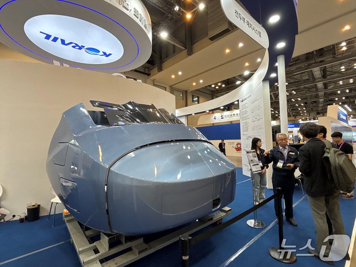 본문 이미지 - &#39;2025 부산국제철도기술산업전&#39;에서 관람객이 코레일 부스를 둘러보고 있다.&#40;코레일 제공&#41; /뉴스1