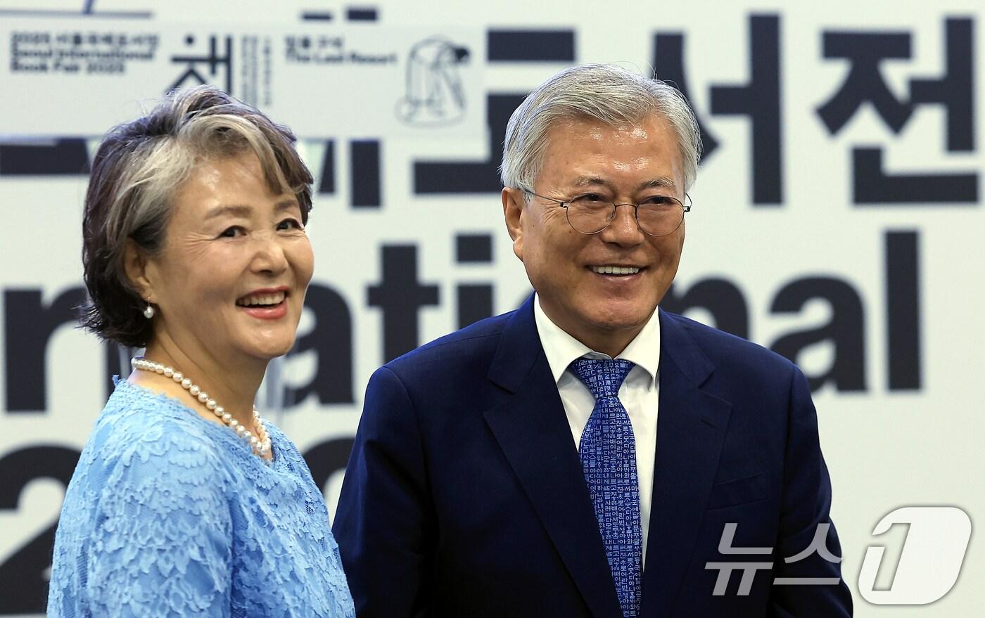 문재인 전 대통령과 부인 김정숙 여사가 지난 6월 18일 오후 서울 강남구 삼성동 코엑스에서 열린 2025 서울국제도서전 한국에서 가장 좋은 책 시상식에 참석하고 있다. 2025.6.18/뉴스1 ⓒ News1 박정호 기자