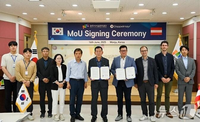 본문 이미지 - 강원 원주시시설관리공단과 오스트리아 케이블카 기업 도펠마이어가 지난 16일 공단에서 간현관광지&#40;소금산드랜드밸리&#41; 케이블카의 운영 효율화, 안전관리 강화를 위한 업무협약을 체결했다. &#40;원주시시설관리공단 제공. 재판매 및 DB금지&#41; 2025.6.18/뉴스1