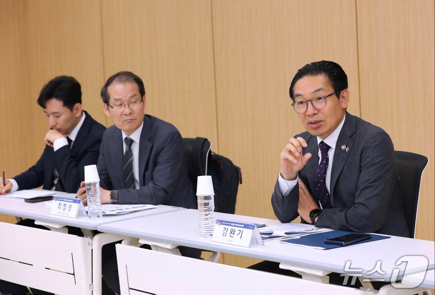 김완기 특허청장(맨 오른쪽)이 ‘특허청-충남대-지역기업 간 IP교육 협력 간담회’를 진행하고 있다. (특허청 제공.재판매 및 DB금지)/뉴스1 