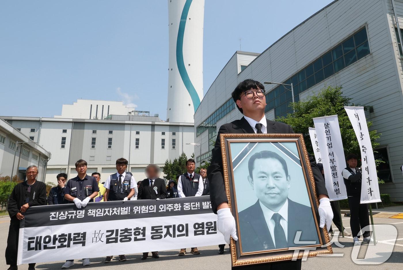 본문 이미지 - 18일 오전 충남 태안 한국서부발전 태안발전본부에서 故 김충현 노동자 영결식이 거행된 가운데 운구행렬이 태안발전을 나서고 있다. 2025.6.18 ⓒ 뉴스1 김기태 기자