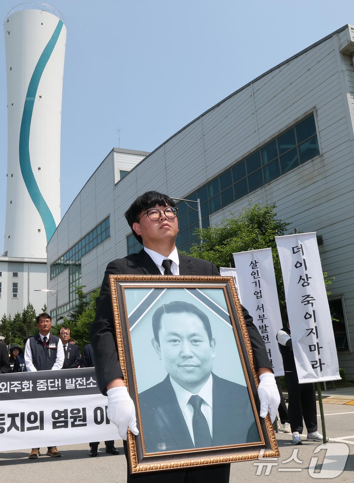 본문 이미지 - 18일 오전 충남 태안 한국서부발전 태안발전본부에서 故 김충현 노동자 영결식이 거행된 가운데 운구행렬이 태안발전을 나서고 있다. 2025.6.18/뉴스1 ⓒ News1 김기태 기자