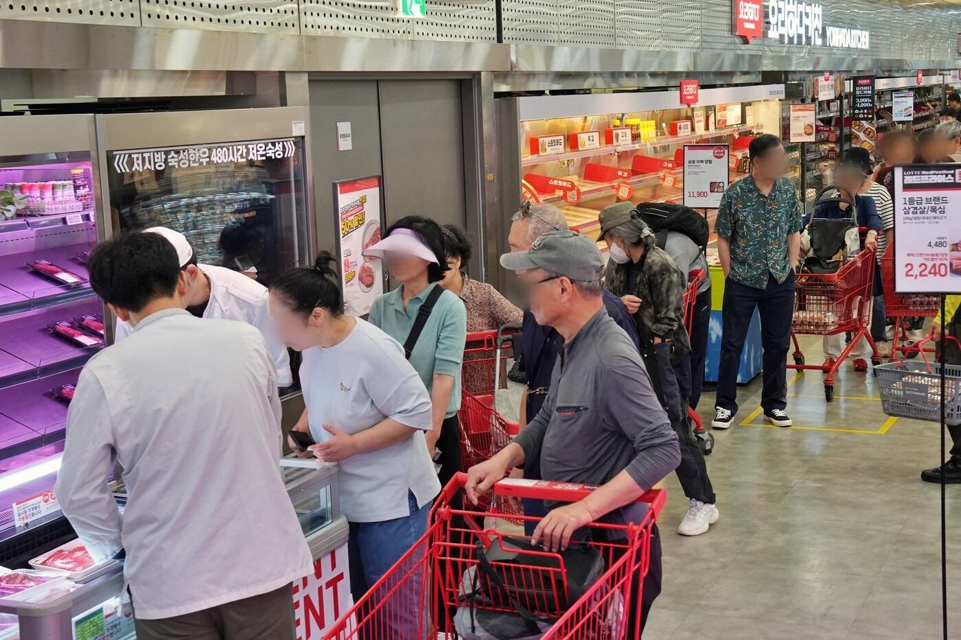 롯데마트는 25일까지 &#39;롯데레드페스티벌&#39;의 대미를 장식할 마지막 3주차 행사를 진행한다.&#40;롯데마트제공&#41;