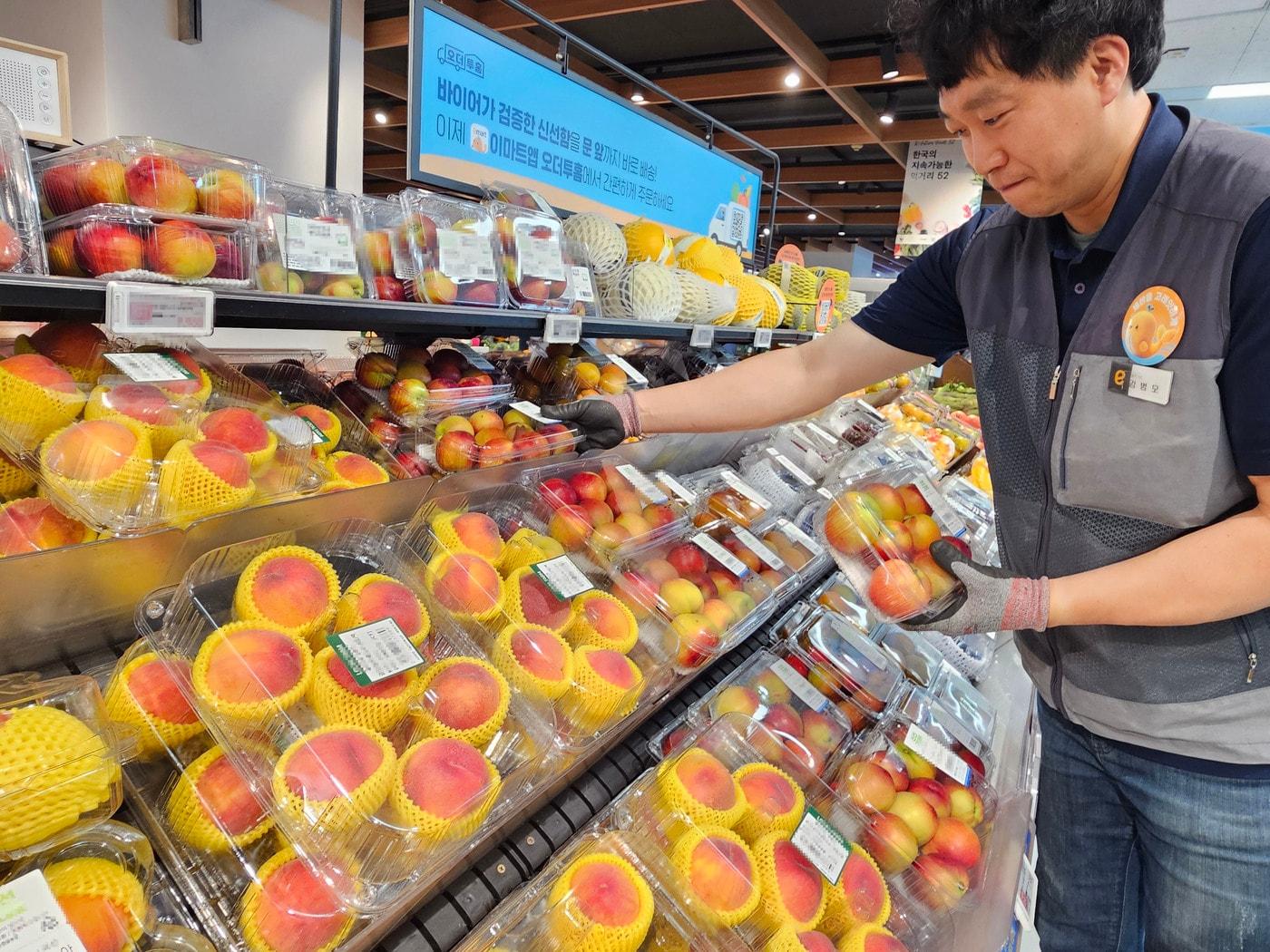 본문 이미지 - 이마트는 20~26일 제철 신선 먹거리부터 집밥 반찬, 와인, 생필품까지 다양한 품목을 대상으로 할인 혜택을 제공한다(이마트제공)