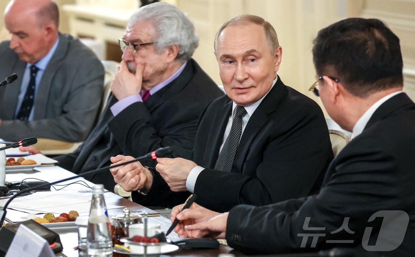 18일(현지시간) 블라디미르 푸틴 러시아 대통령이 러시아 상트페테르부르크에서 통신사 편집장들과 만났다. 25.06.18 ⓒ 로이터=뉴스1 ⓒ News1 김예슬 기자