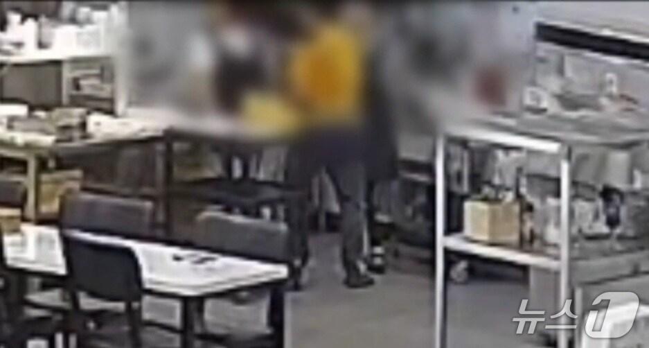 본문 이미지 - 식당에 종업원을 폭행하는 폐쇄회로(CC)TV 화면(경찰 제공. 재판매 및 DB금지).