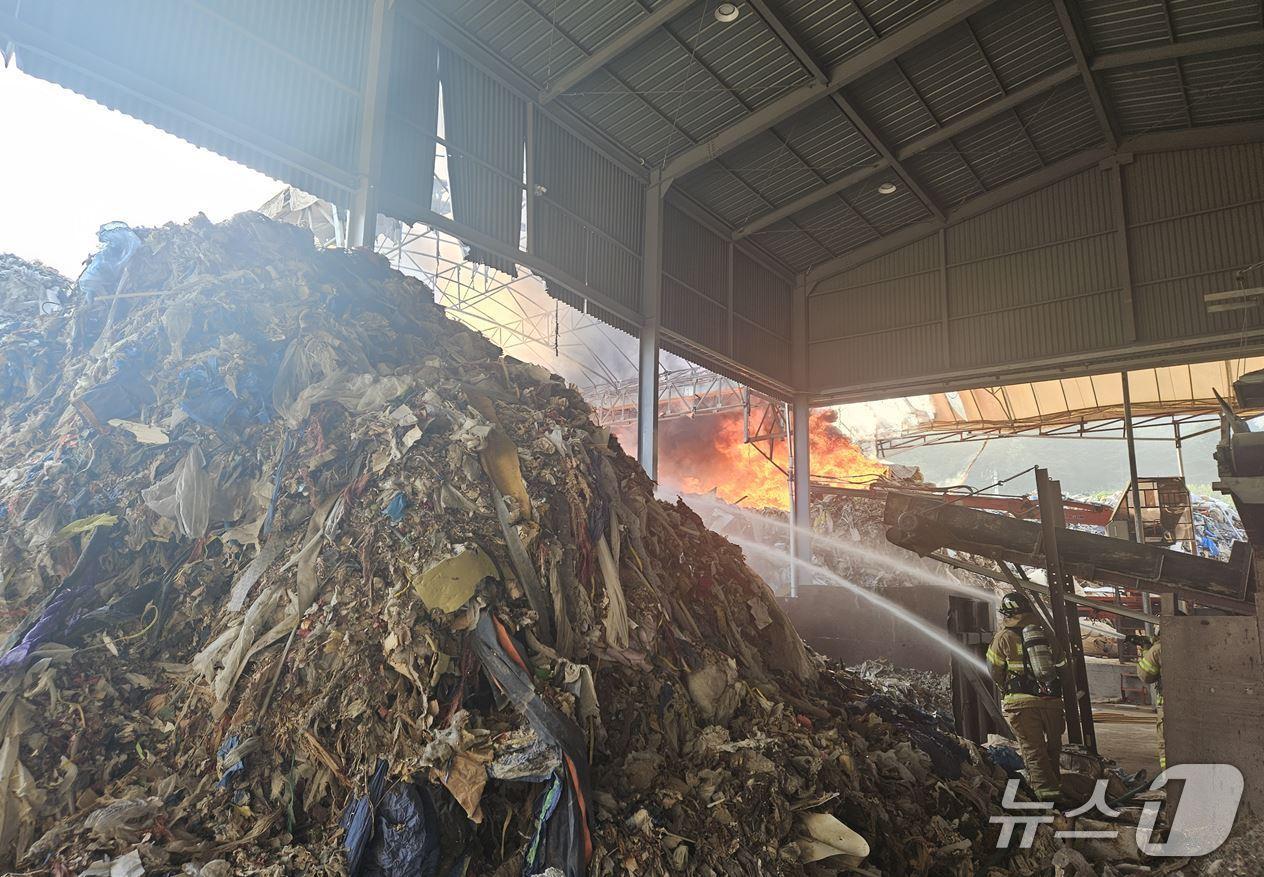 본문 이미지 - 18일 오전 6시37분쯤 경북 상주시 낙동면 상촌리의 자원재활용시설에서 불이 나 소방 당국이 진화하고 있다.(경북소방본부 제공. 재판매 및 DB 금지)2025.6.19/뉴스1