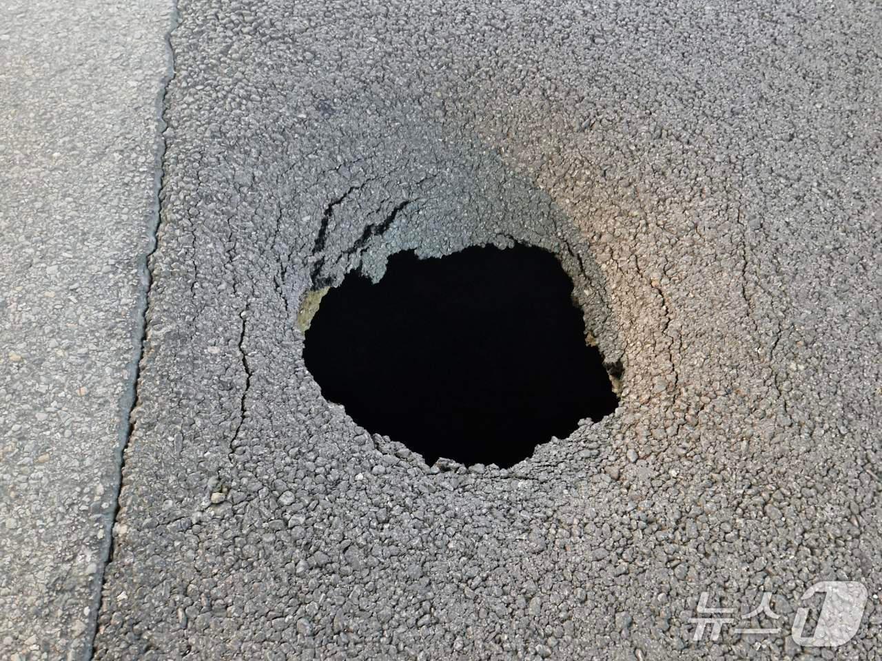 본문 이미지 - 천안 성정동의 한 도로에 생긴 구멍.(천안시청 제공. 재판매 및 DB금지)