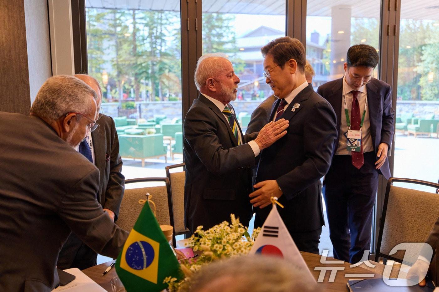 본문 이미지 - 이재명 대통령이 이나시우 룰라 다 시우바 브라질 대통령과 17일(현지시간) 캐나다 앨버타주 캐내내스키스 주요 7개국(G7) 정상회의장에서 한·브라질 정상회담을 하고 있다. (대통령실 제공. 재판매 및 DB 금지) 2025.6.19/뉴스1 ⓒ News1 박지혜 기자