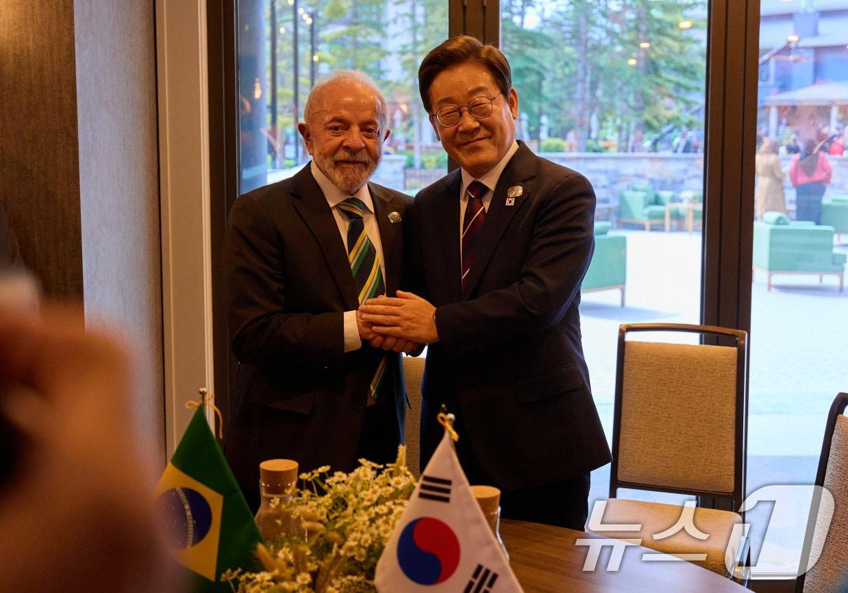 본문 이미지 - 이재명 대통령이 이나시우 룰라 다 시우바 브라질 대통령과 지난해 6월 17일(현지시간) 캐나다 앨버타주 캐내내스키스 주요 7개국(G7) 정상회의장에서 한·브라질 정상회담을 하고 있다. (대통령실 제공. 재판매 및 DB 금지) 2025.6.19 ⓒ 뉴스1 박지혜 기자