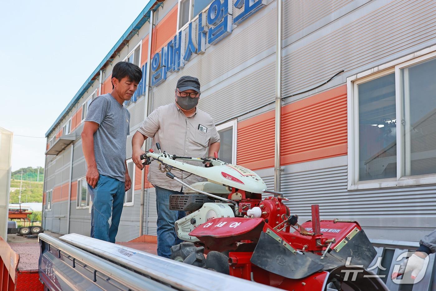충북 괴산군 농기계임대사업소에서 관리기를 빌린 안희권 씨&#40;왼쪽&#41;가 직원으로부터 사용법을 설명듣고 있다.&#40;괴사군 제공, 재판매 및 DB금지&#41;/뉴스1