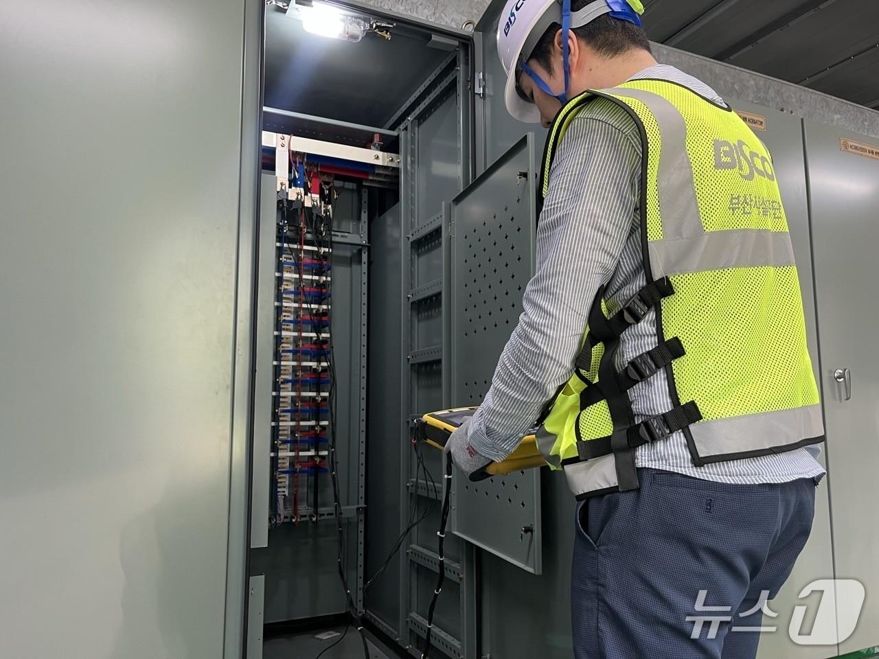 본문 이미지 - 부산시설공단 관계자가 웅동터널 변전실에서 전기설비 정밀점검을 하고 있다.(공단 제공. 재판매 및 DB 금지)