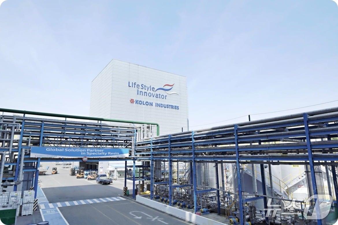 본문 이미지 - 코오롱인더스트리 김천2공장. 오롱베니트 인지형 제조 공정 적용으로 페놀수지(phenolic resin)를 생산하고 있다.(코오롱베니트 제공)