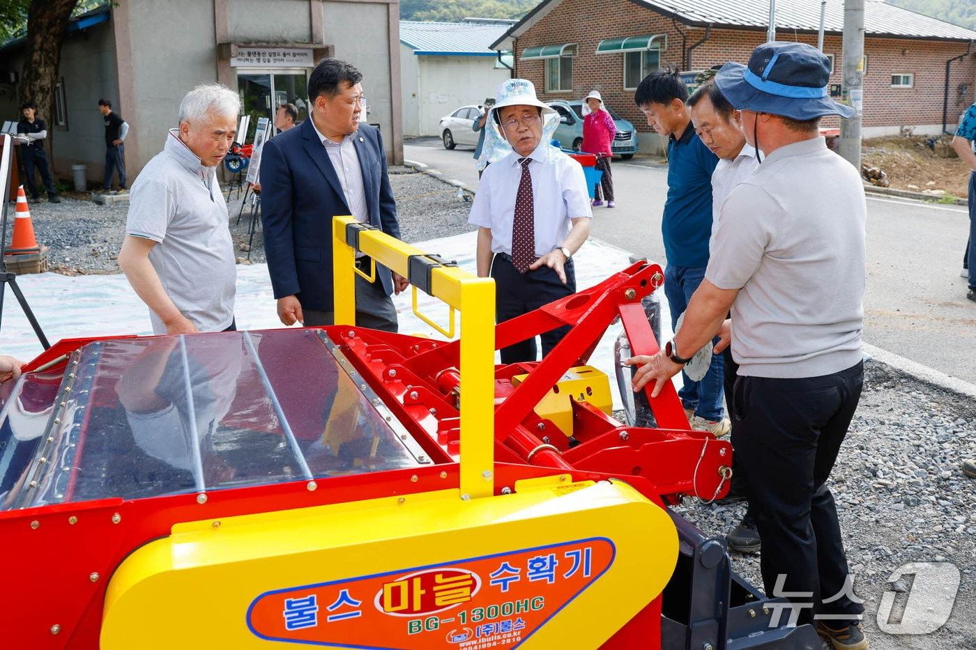 단양군, 마늘 전 과정 기계화 재배 시범사업 연시회 모습. (단양군 제공. 재판매 및 DB금지)/뉴스1