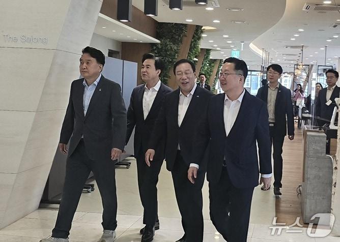 본문 이미지 - 19일 세종시 어진동 한 호텔 조찬장으로 들어서는 충청권 4개 광역단체장. 왼쪽부터 김영환 충북지사, 김태흠 충남지사, 최민호 세종시장. 이장우 대전시장,. /ⓒ 뉴스1 장동열 기자