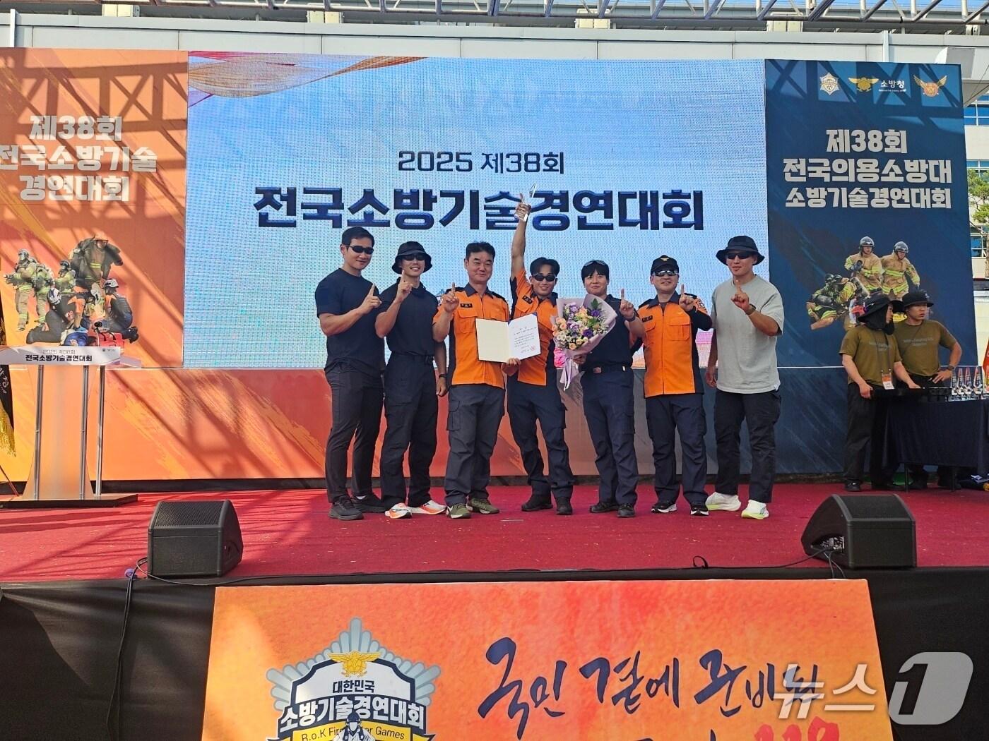 본문 이미지 - 창원소방본부가 16일부터 18일까지 중앙소방학교에서 열린 전국소방기술경연대회에서 종합 5위의 성적을 거둬 행안부 장관상을 받았다.(창원소방본부 제공. 재판매 및 DB금지)