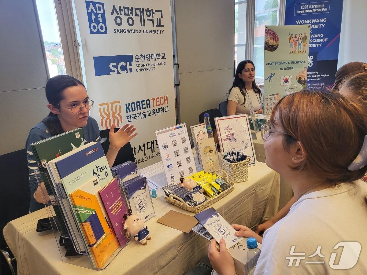 본문 이미지 - 충남도와 도내 4개 대학이 독일 현지에서 열린 한국유학박람회에서 공동 홍보관을 운영하고 있는 모습. (재판매 및 DB금지) / 뉴스1