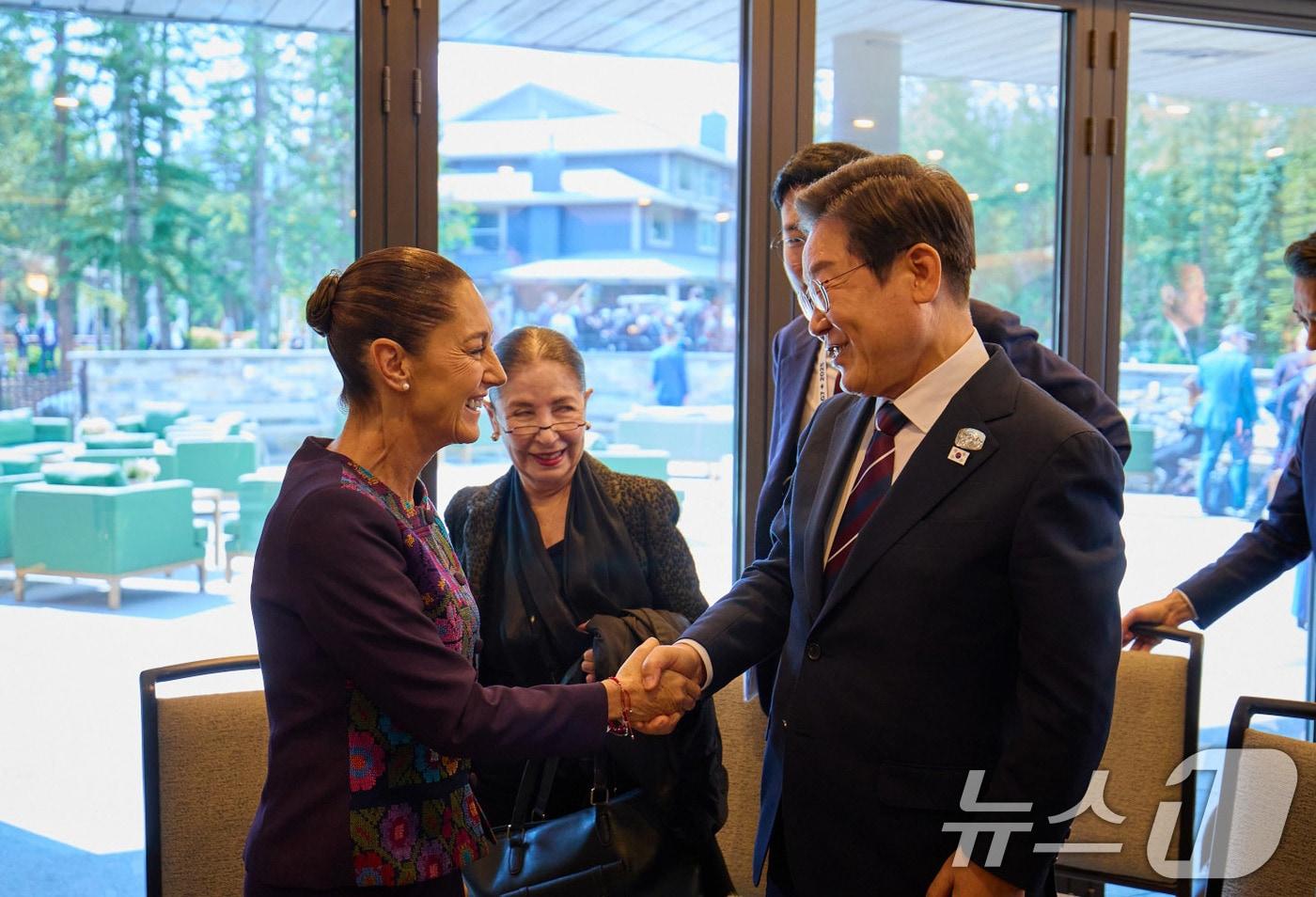본문 이미지 - 이재명 대통령이 지난해 6월 17일(현지시간) 캐나다 앨버타주 캐내내스키스 주요 7개국(G7) 정상회의장에서 클라우디아 셰인바움 멕시코 대통령과 한·멕시코 정상회담을 하고 있다. (대통령실 제공. 재판매 및 DB 금지) 2025.6.19 ⓒ 뉴스1 박지혜 기자