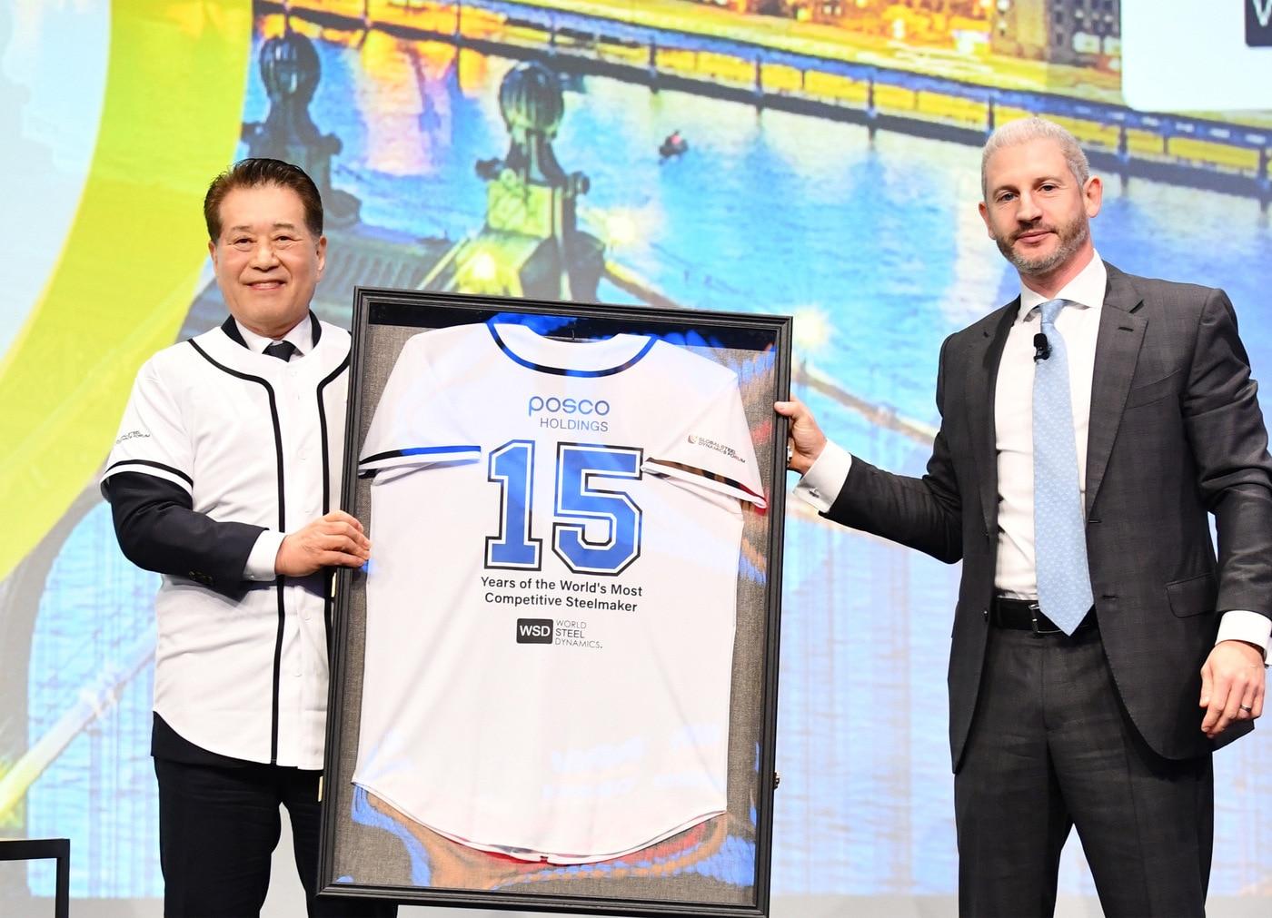 본문 이미지 - 미국 뉴욕에서 열린 WSD 포럼에서 장인화 포스코그룹 회장(사진 왼쪽)이 필립 엥글린(Philipp Englin) WSD CEO로부터 야구복으로 특별 제작한 WSD 명예의 전당 기념액자를 전달 받은 뒤 기념촬영을 하고 있다. (포스코그룹 제공)