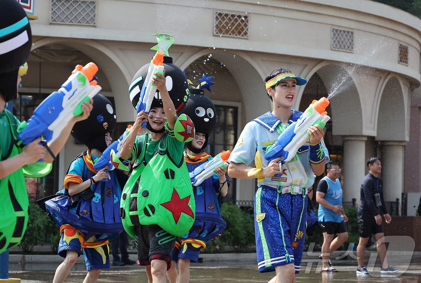 19일 경기 용인시 처인구 에버랜드에서 카니발 광장에서 시원한 물을 테마로 한 여름축제 '워터 페스티벌(Water Festival)' 리허설이 진행되고 있다. 이번 축제는 오는 20일부터 8월 24일까지 두 달여간 열린다. 2025.6.19/뉴스1 ⓒ News1 김진환 기자