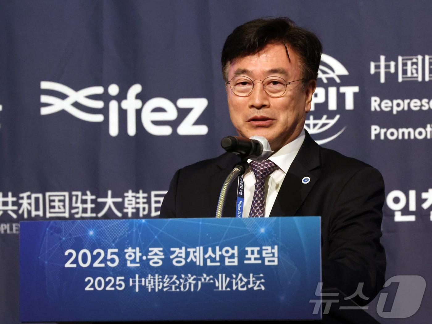 본문 이미지 - 윤원석 인천경제자유구역청장이 19일 오전 인천시 연수구 쉐라톤그랜드인천호텔에서 열린 '2025 한·중 경제 산업 포럼'에서 환영사를 하고 있다. 2025.6.19/뉴스1 ⓒ News1 황기선 기자