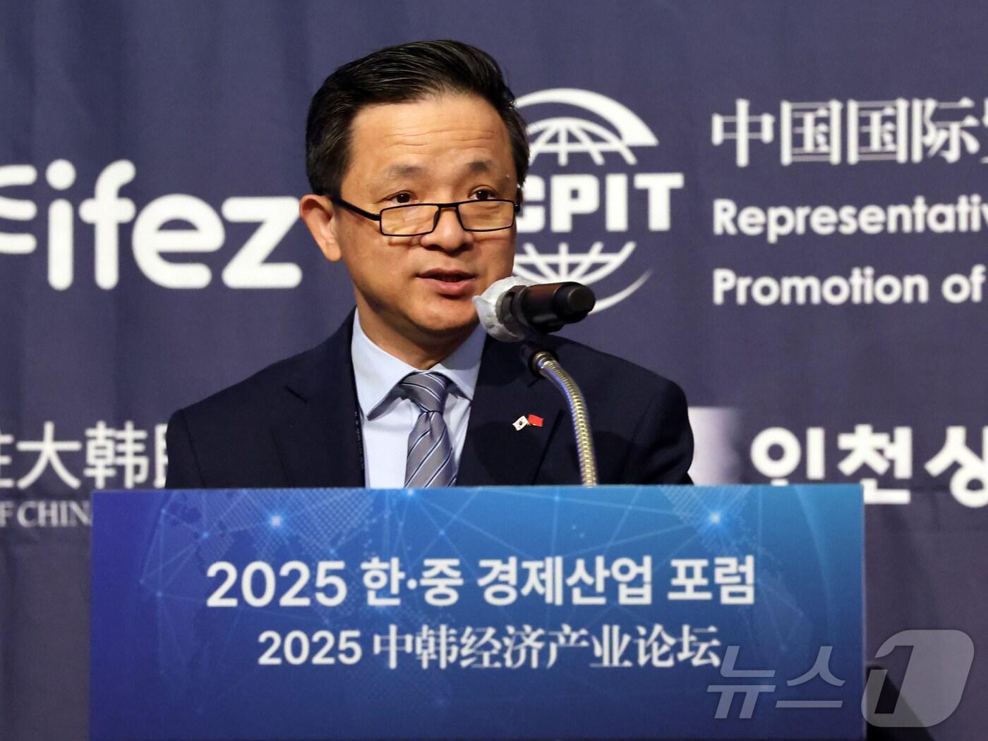 본문 이미지 - 다이빙 주한중국대사가 19일 오전 인천시 연수구 쉐라톤그랜드인천호텔에서 열린 '2025 한·중 경제 산업 포럼'에서 축사를 하고 있다. 2025.6.19/뉴스1 ⓒ News1 황기선 기자