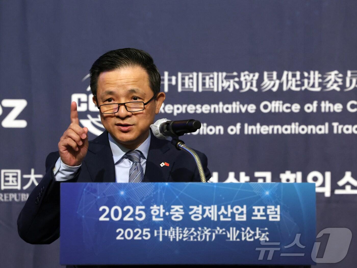 본문 이미지 - 다이빙 주한중국대사가 19일 오전 인천시 연수구 쉐라톤그랜드인천호텔에서 열린 &#39;2025 한·중 경제 산업 포럼&#39;에서 축사를 하고 있다. 2025.6.19/뉴스1 ⓒ News1 황기선 기자