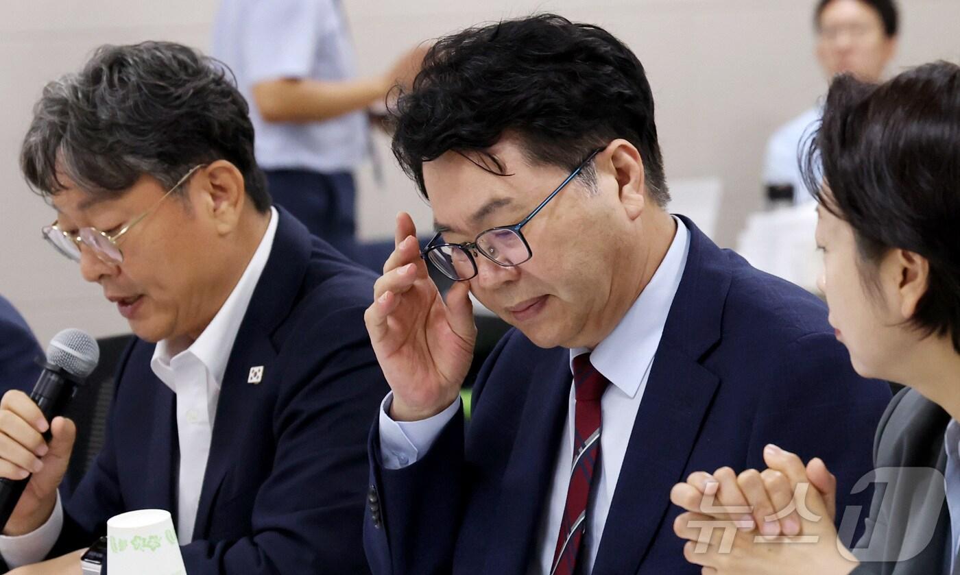 이한주 국정기획위원회 위원장이 19일 오전 세종시 정부세종컨벤션센터에서 열린 국정기획위원회 산업통상자원부 업무보고에 참석하여 제출된 자료를 보고 있다. 2025.6.19/뉴스1 ⓒ News1 김기남 기자