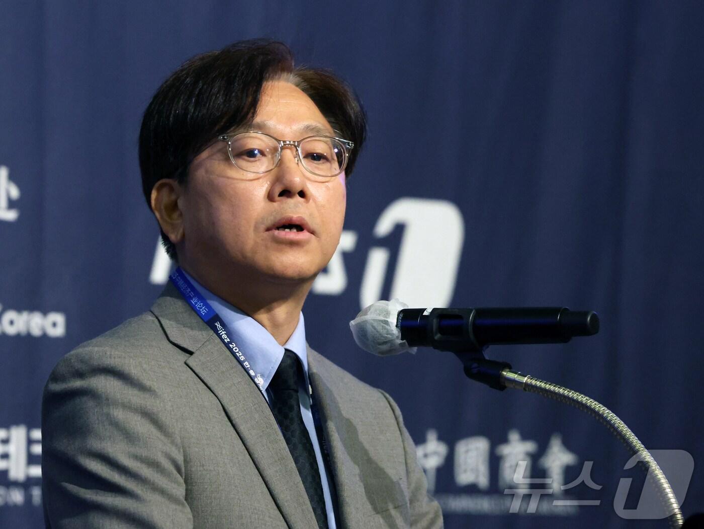 본문 이미지 - 이영섭 뉴스1대표이사가 19일 오전 인천시 연수구 쉐라톤그랜드인천호텔에서 열린 &#39;2025 한·중 경제 산업 포럼&#39;에서 축사를 하고 있다. 2025.6.19/뉴스1 ⓒ News1 황기선 기자