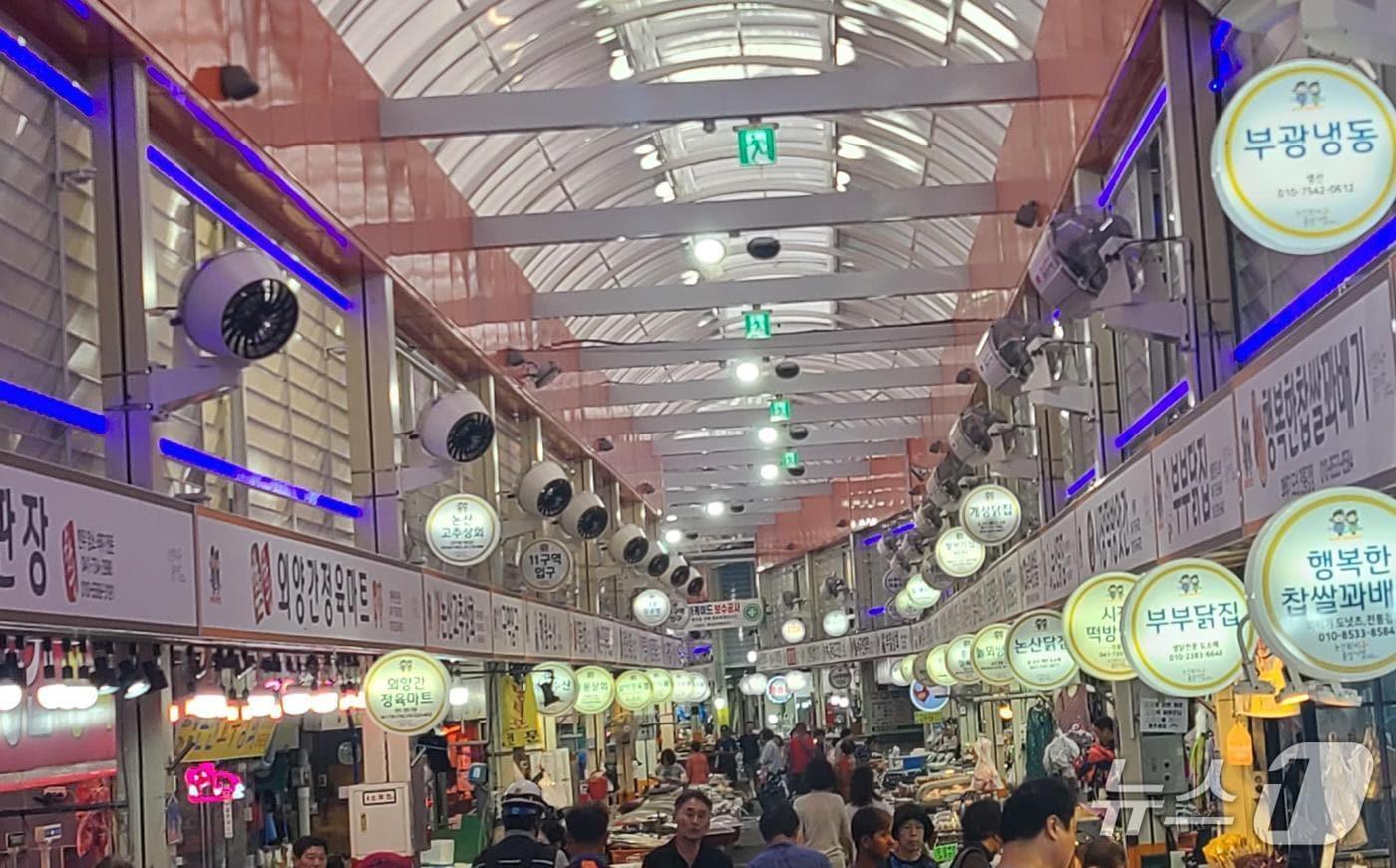 화지중앙시장 쿨링포그 시스템(논산시 제공.재판매 및 DB금지)/뉴스1