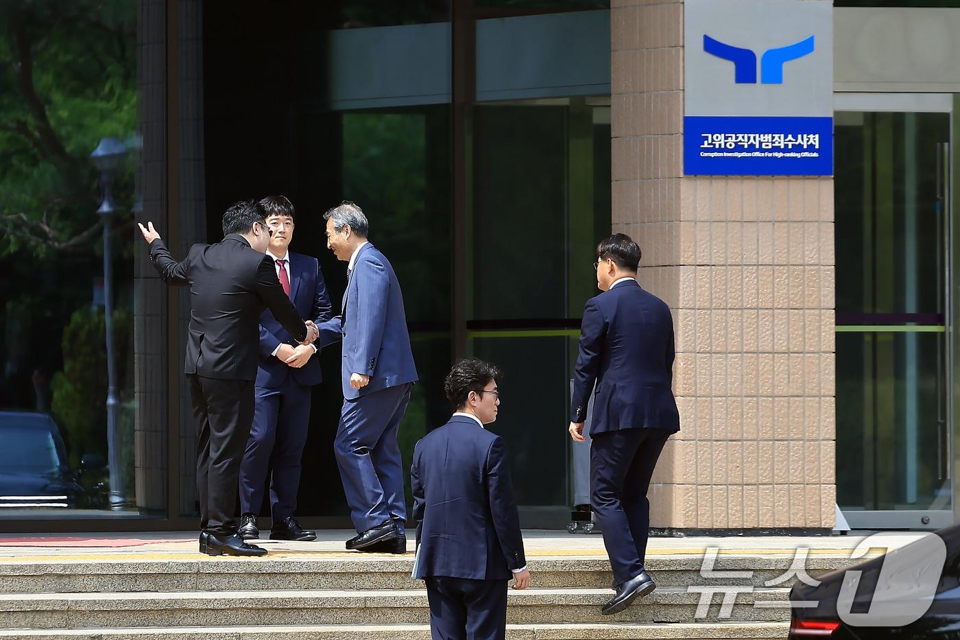 본문 이미지 - 윤석열 전 대통령의 부인 김건희 여사 의혹 관련 사건을 맡은 민중기 특별검사가 19일 오전 경기도 정부과천청사 내 고위공직자범죄수사처로 오동운 공수처장 면담을 위해 도착해 들어가고 있다. 2025.6.19 ⓒ 뉴스1 박정호 기자