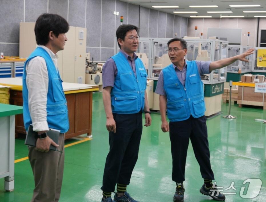 본문 이미지 - 성창훈 사장(가운데)이 화폐본부에서 안전 점검을 실시하고 있다. (한국조폐공사 제공.재판매 및 DB금지)/뉴스1 