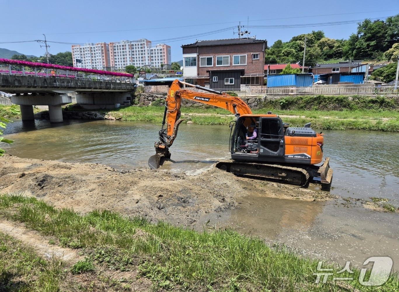 본문 이미지 - 전북 진안군이 진안읍 중심을 흐르고 있는 진안천의 재해 예방과 하천 미관 개선을 위한 하천 준설 사업에 본격 착수했다.(진안군제공. 재판매 및 DB금지)2025.6.19/뉴스1
