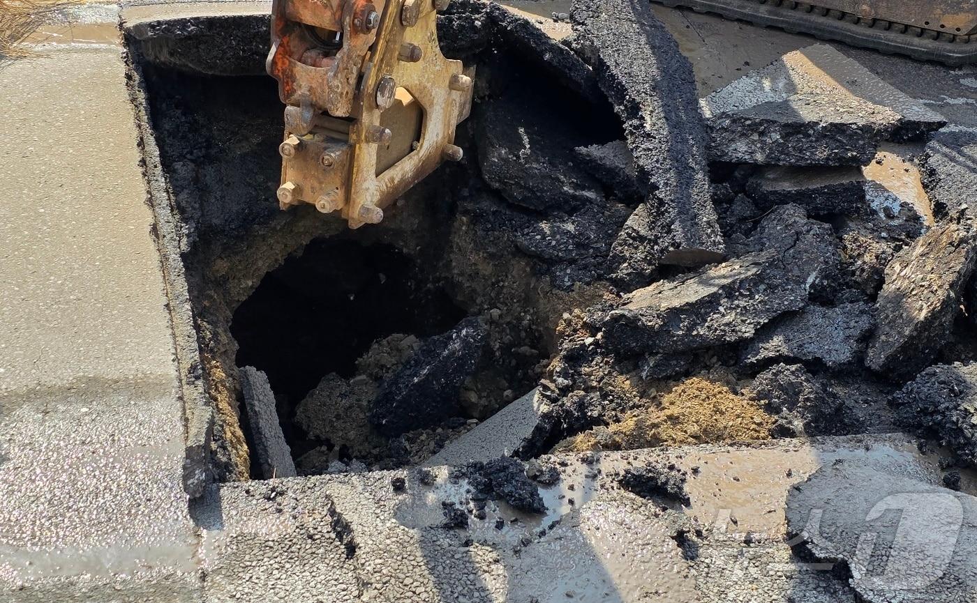 지난 18일 천안 성정동의 한 도로에서 발생한 싱크홀을 복구하기 위해 포클레인이 아스팔트를 제거하고 있다. 2025.6.19. ⓒ News1 이시우 기자