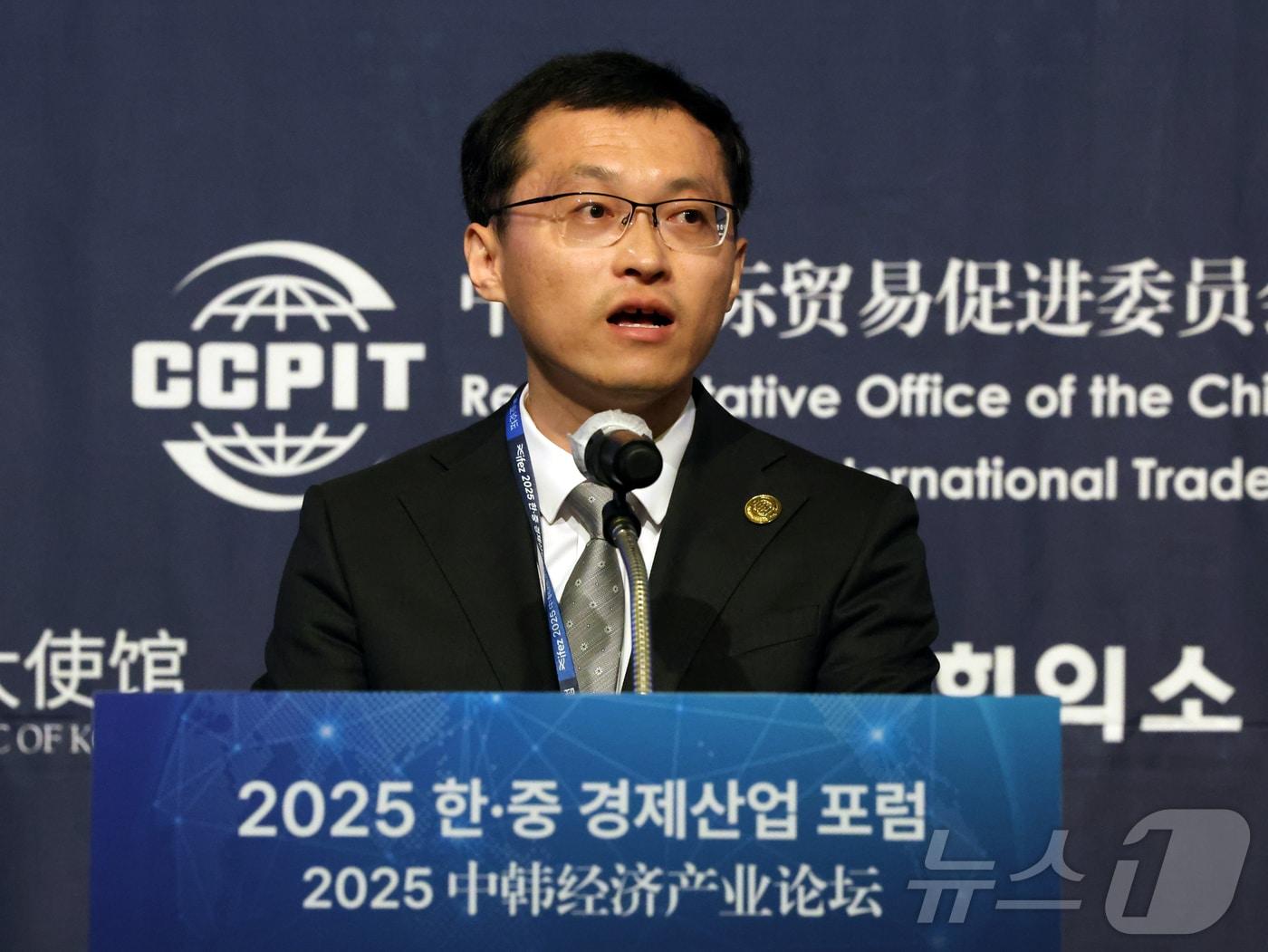 본문 이미지 - 쉬즈치앙 중국국제무역촉진위원회(CCPIT) 한국대표가 19일 오전 인천시 연수구 쉐라톤그랜드인천호텔에서 열린 \\'2025 한·중 경제 산업 포럼\\'에서 축사를 하고 있다. 2025.6.19/뉴스1 ⓒ News1 황기선 기자