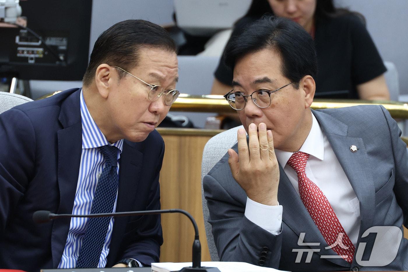 송언석 국민의힘 비상대책위원장 겸 원내대표와 권영세 전 비대위원장이 19일 오전 서울 여의도 국회에서 열린 국가정보원장 후보자 인사청문회에서 대화하고 있다. 2025.6.19/뉴스1 ⓒ News1 이광호 기자