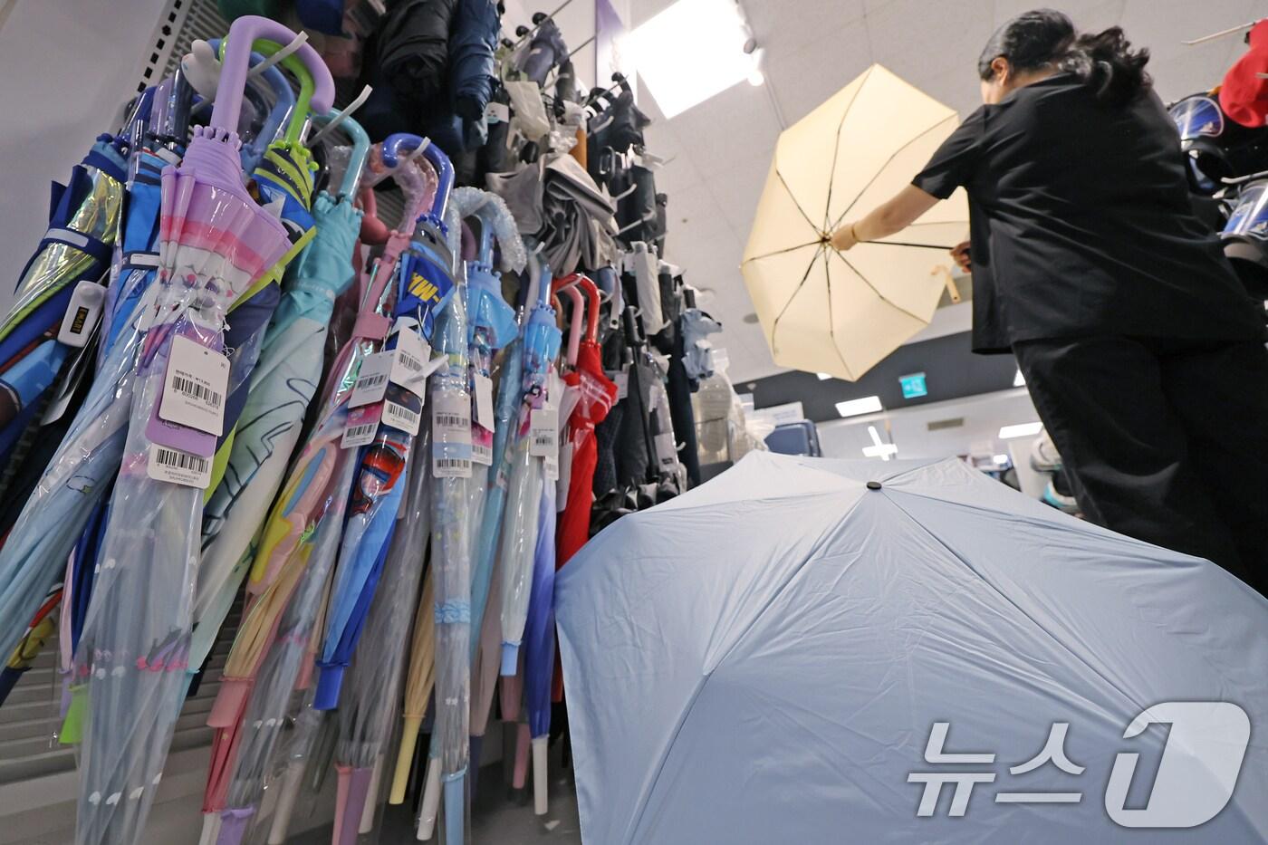 본격적인 장마철을 앞둔 19일 도심의 한 마트를 찾은 시민이 진열된 우산을 살펴보고 있다. 2025.6.19/뉴스1 ⓒ News1 장수영 기자