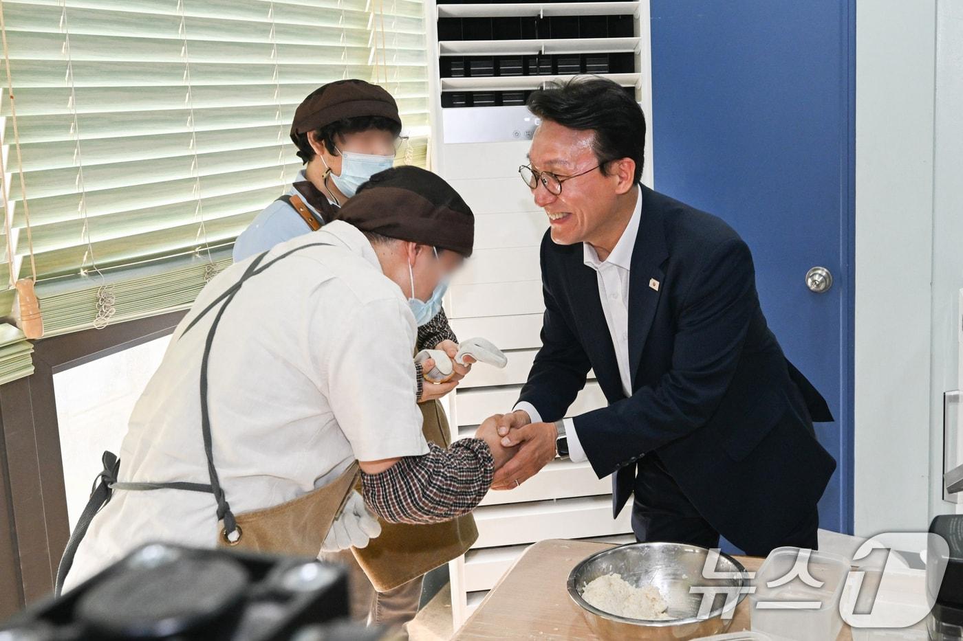 김민석 국무총리 후보자가 19일 서울 영등포구 꿈더하기 사회적협동조합에서 열린 발달장애인 일자리 현장 간담회에 앞서 종사자들을 격려하고 있다. &#40;공동취재&#41; 2025.6.19/뉴스1 ⓒ News1 오대일 기자